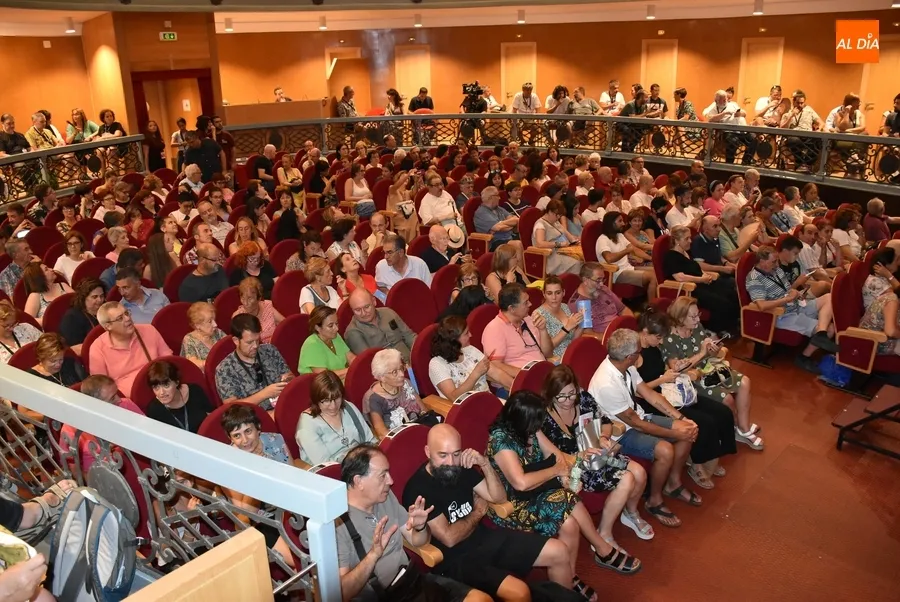 Foto 3 - Las Ni&ntilde;as de C&aacute;diz cantan bingo una vez m&aacute;s con el p&uacute;blico mirobrigense