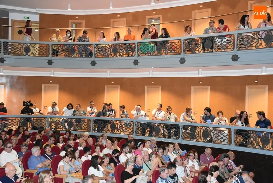 Foto 4 - Las Ni&ntilde;as de C&aacute;diz cantan bingo una vez m&aacute;s con el p&uacute;blico mirobrigense