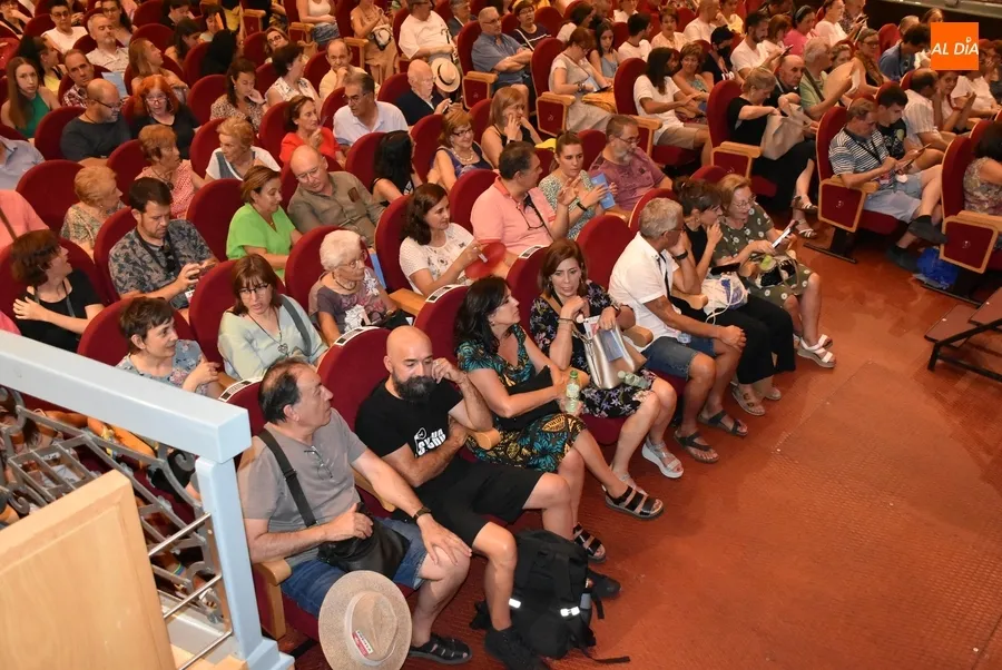 Foto 5 - Las Ni&ntilde;as de C&aacute;diz cantan bingo una vez m&aacute;s con el p&uacute;blico mirobrigense