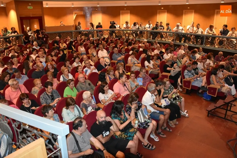 Foto 6 - Las Ni&ntilde;as de C&aacute;diz cantan bingo una vez m&aacute;s con el p&uacute;blico mirobrigense