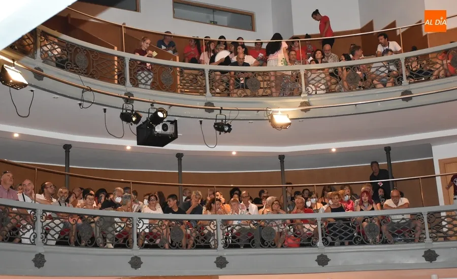 Foto 7 - Las Ni&ntilde;as de C&aacute;diz cantan bingo una vez m&aacute;s con el p&uacute;blico mirobrigense