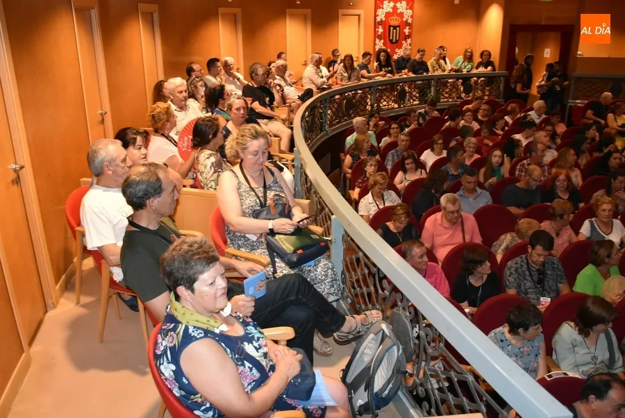 Foto 8 - Las Ni&ntilde;as de C&aacute;diz cantan bingo una vez m&aacute;s con el p&uacute;blico mirobrigense