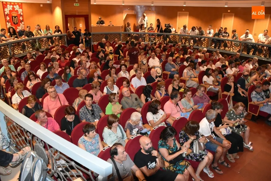 Foto 9 - Las Ni&ntilde;as de C&aacute;diz cantan bingo una vez m&aacute;s con el p&uacute;blico mirobrigense