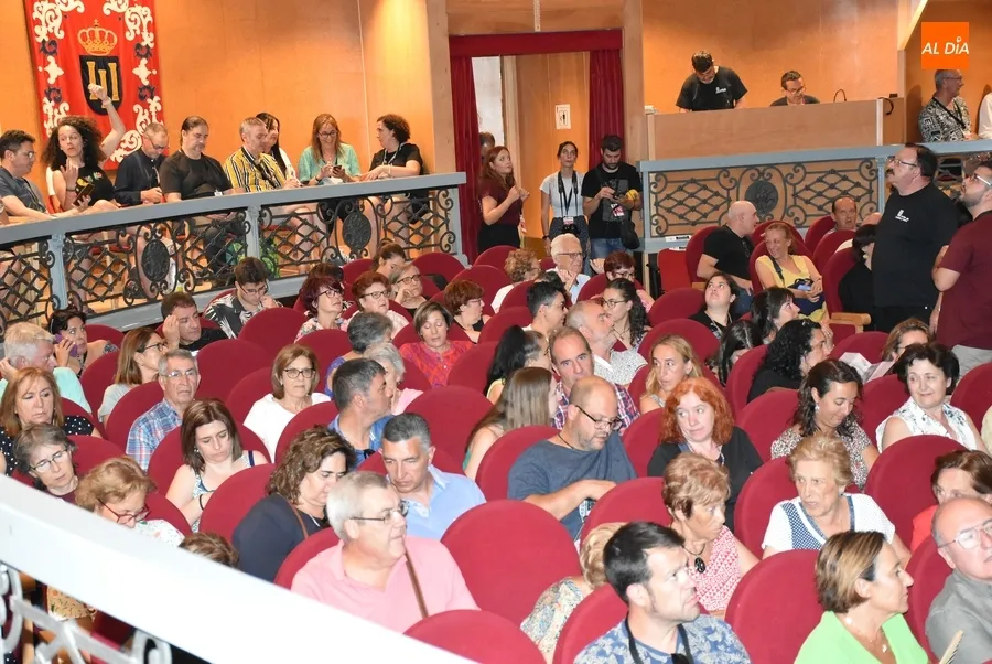 Foto 10 - Las Ni&ntilde;as de C&aacute;diz cantan bingo una vez m&aacute;s con el p&uacute;blico mirobrigense