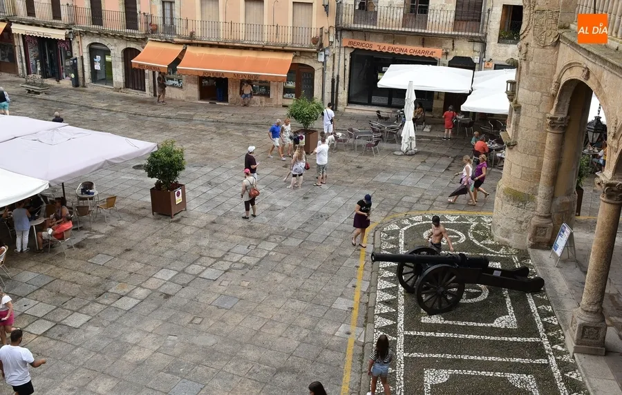 Foto 3 - Notable ajetreo, con visita incluida de la lluvia, en la ma&ntilde;ana posterior al Martes Mayor