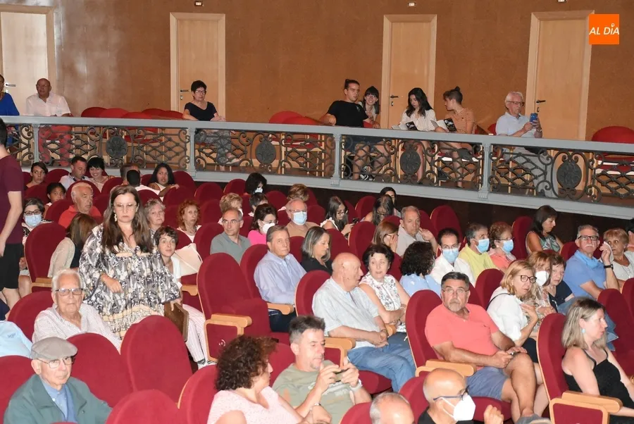 Foto 2 - Exhibici&oacute;n de Denis Rafter a sus 80 a&ntilde;os sobre las tablas del Teatro Nuevo para &lsquo;presubir&rsquo; el tel&oacute;n