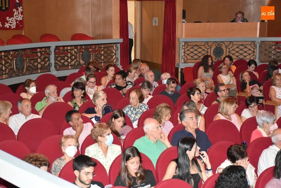 Foto 3 - Exhibici&oacute;n de Denis Rafter a sus 80 a&ntilde;os sobre las tablas del Teatro Nuevo para &lsquo;presubir&rsquo; el tel&oacute;n