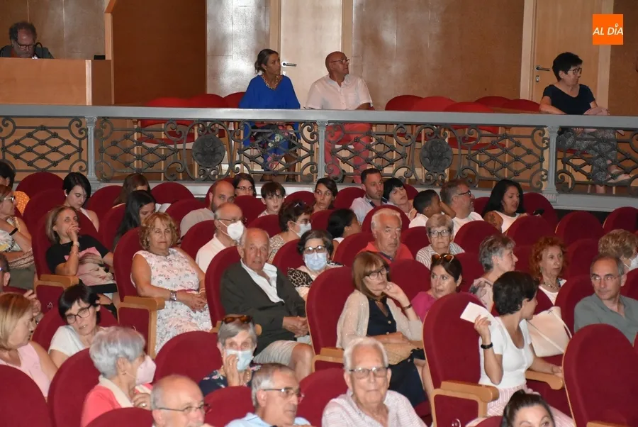 Foto 4 - Exhibici&oacute;n de Denis Rafter a sus 80 a&ntilde;os sobre las tablas del Teatro Nuevo para &lsquo;presubir&rsquo; el tel&oacute;n
