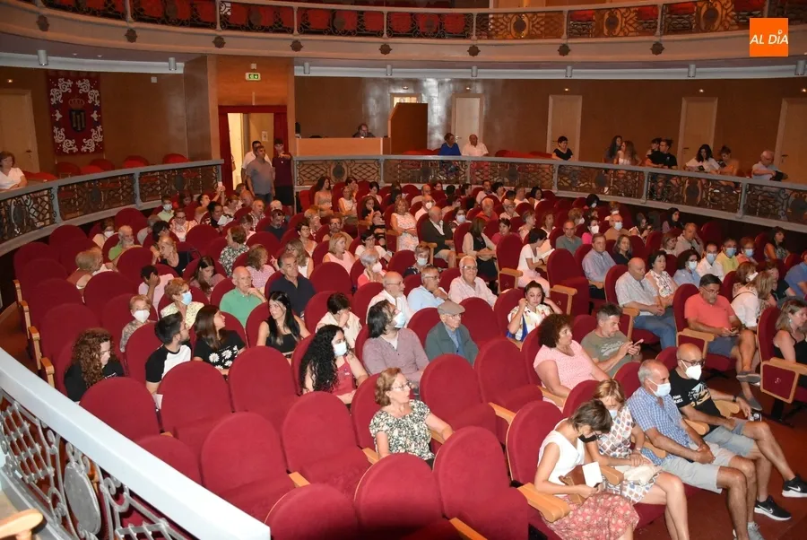 Foto 5 - Exhibici&oacute;n de Denis Rafter a sus 80 a&ntilde;os sobre las tablas del Teatro Nuevo para &lsquo;presubir&rsquo; el tel&oacute;n