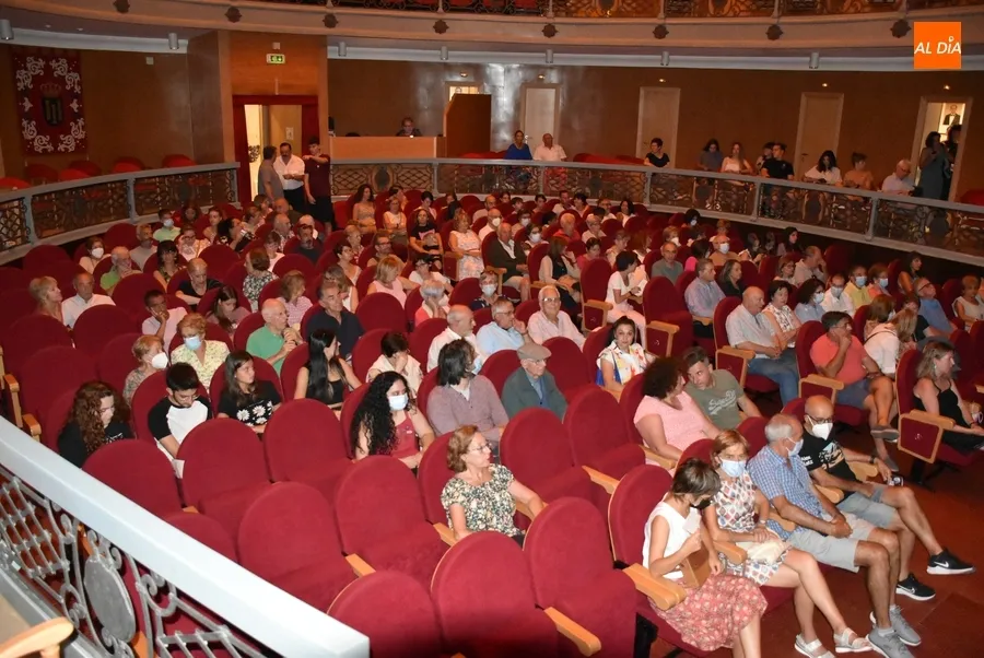 Foto 7 - Exhibici&oacute;n de Denis Rafter a sus 80 a&ntilde;os sobre las tablas del Teatro Nuevo para &lsquo;presubir&rsquo; el tel&oacute;n