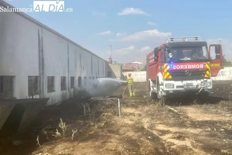 Los bomberos de Peñaranda sofocaban un incendio declarado en una parcela del polígono industrial