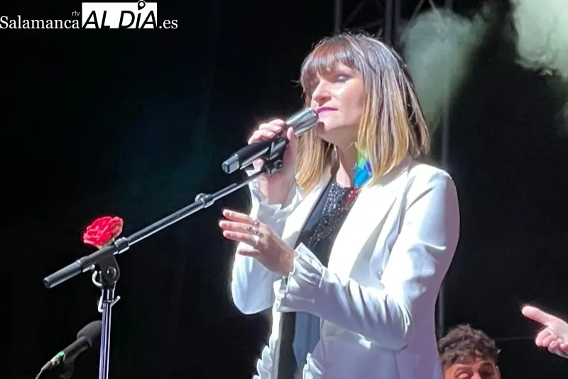 Rozalén ofrecía el concierto de Ferias y Fiestas en el parque La Huerta