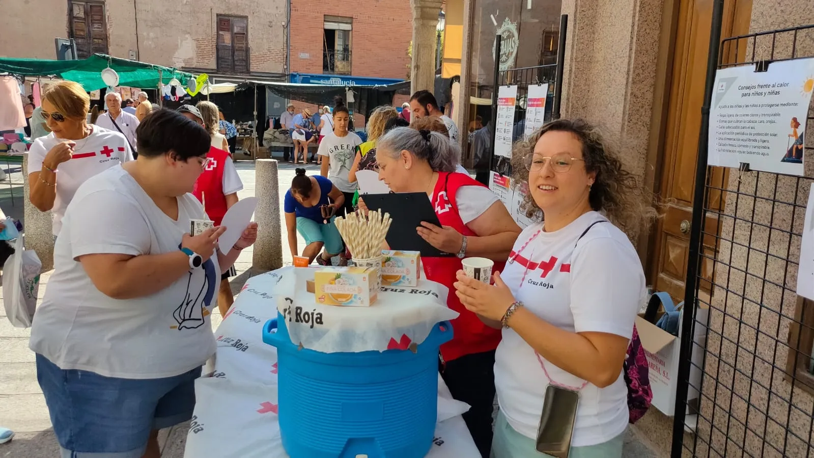 Cruz Roja instalaba una mesa informativa frente a las olas de calor