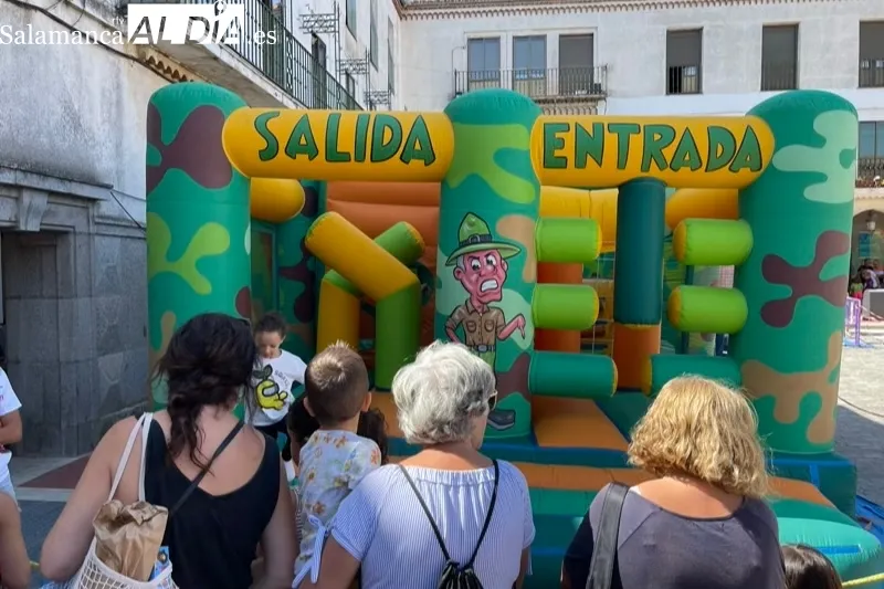 Grandes y pequeños disfrutaban con el Parque Infantil de la Plaza Nueva