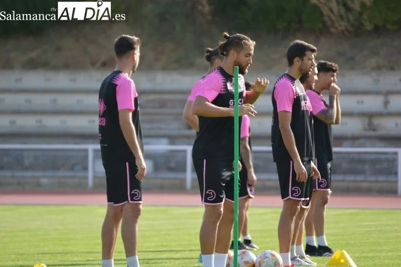 Foto 8 - Antonio Leal ya forma parte de Unionistas en el &uacute;ltimo entrenamiento antes de C&oacute;rdoba