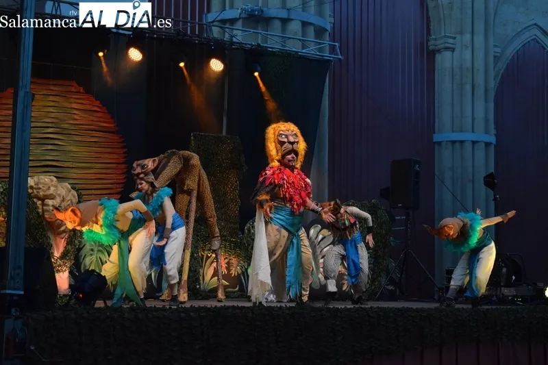 Foto 8 - Grandes y peque&ntilde;os disfrutan y cantan con el musical del Rey Le&oacute;n