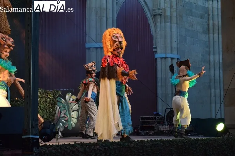 Foto 6 - Grandes y peque&ntilde;os disfrutan y cantan con el musical del Rey Le&oacute;n