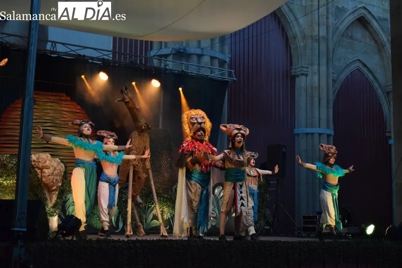 Foto 2 - Grandes y peque&ntilde;os disfrutan y cantan con el musical del Rey Le&oacute;n