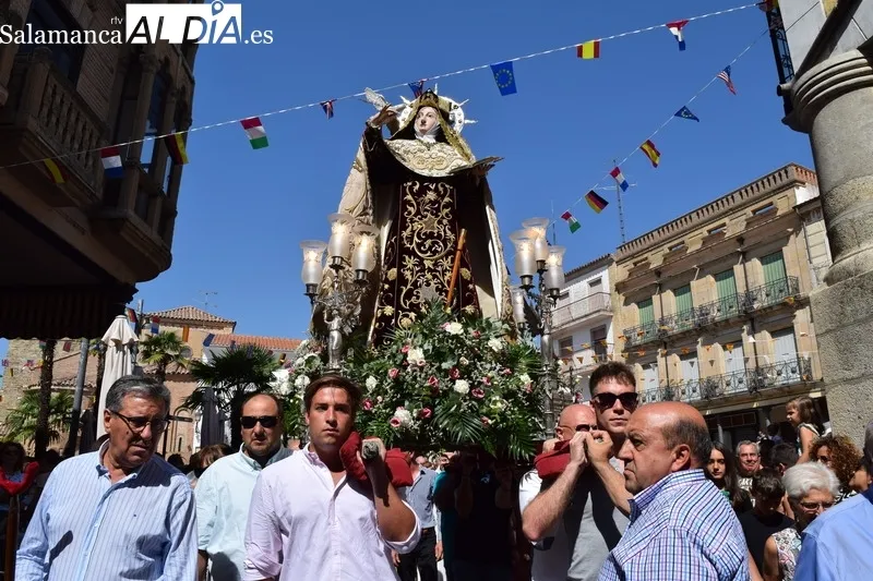 Foto 8 - Santa Teresa regresa con los albenses en el inicio de las fiestas de la Transverberaci&oacute;n