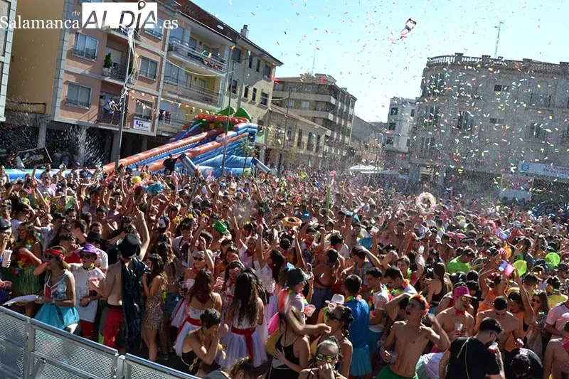 Foto 11 - Explosi&oacute;n de j&uacute;bilo en el chupinazo de Guijuelo