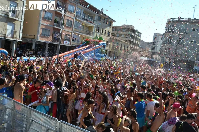 Foto 10 - Explosi&oacute;n de j&uacute;bilo en el chupinazo de Guijuelo