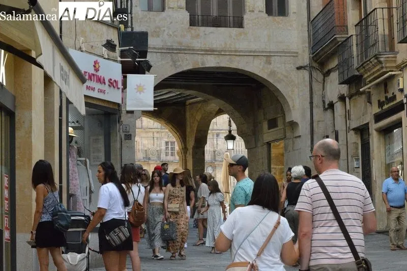 Turistas y salmantinos esta tarde por el centro de la ciudad