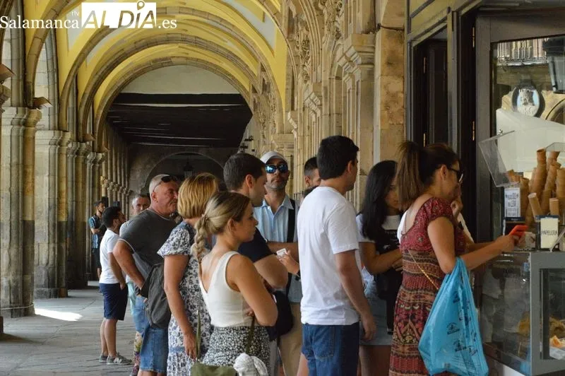 Turistas y salmantinos esta tarde por el centro de la ciudad