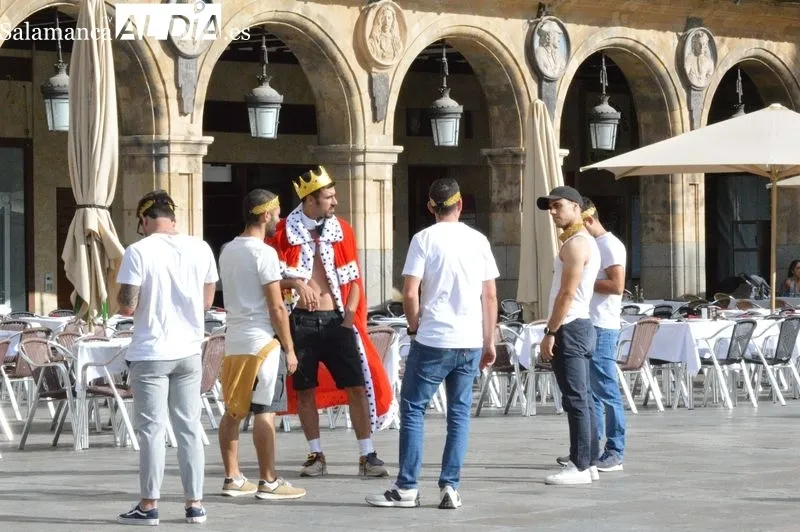 Turistas y salmantinos esta tarde por el centro de la ciudad