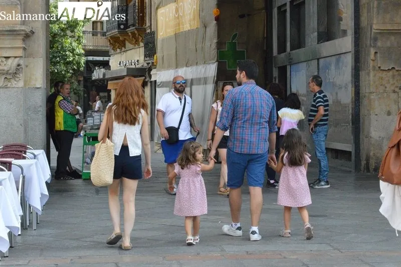 Turistas y salmantinos esta tarde por el centro de la ciudad