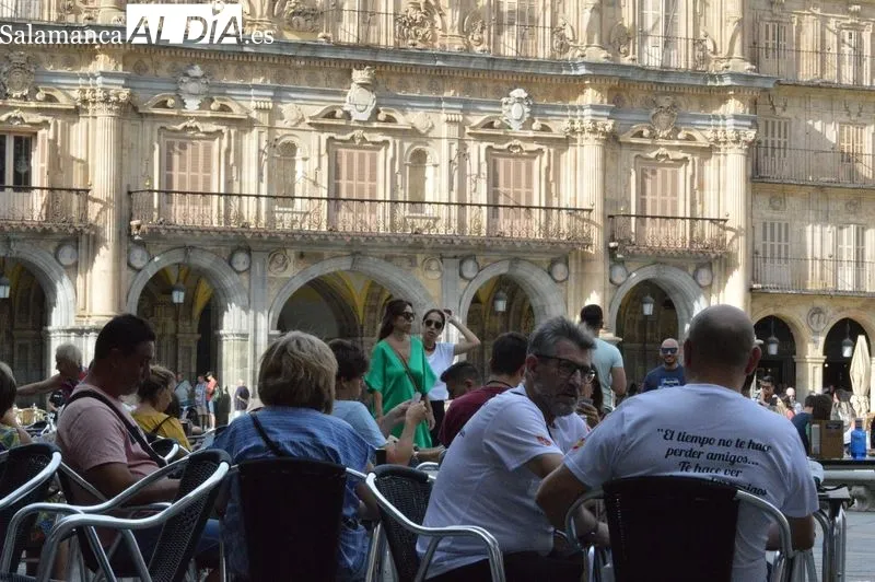 Turistas y salmantinos esta tarde por el centro de la ciudad
