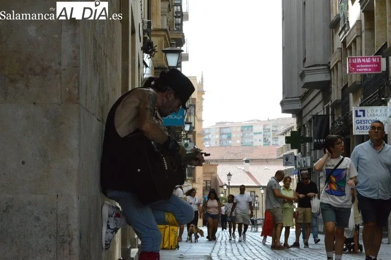 Turistas y salmantinos esta tarde por el centro de la ciudad