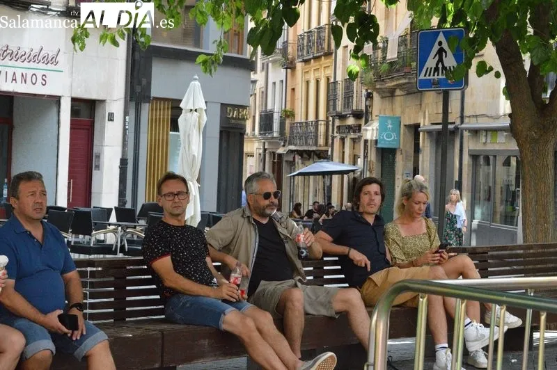 Turistas y salmantinos esta tarde por el centro de la ciudad