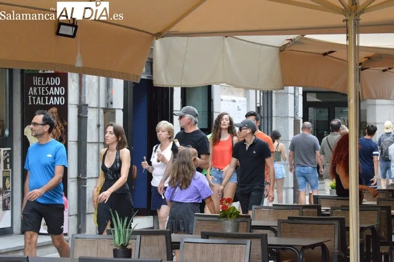 Turistas y salmantinos esta tarde por el centro de la ciudad