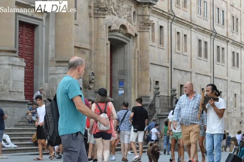 Turistas y salmantinos esta tarde por el centro de la ciudad
