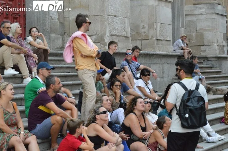 Turistas y salmantinos esta tarde por el centro de la ciudad