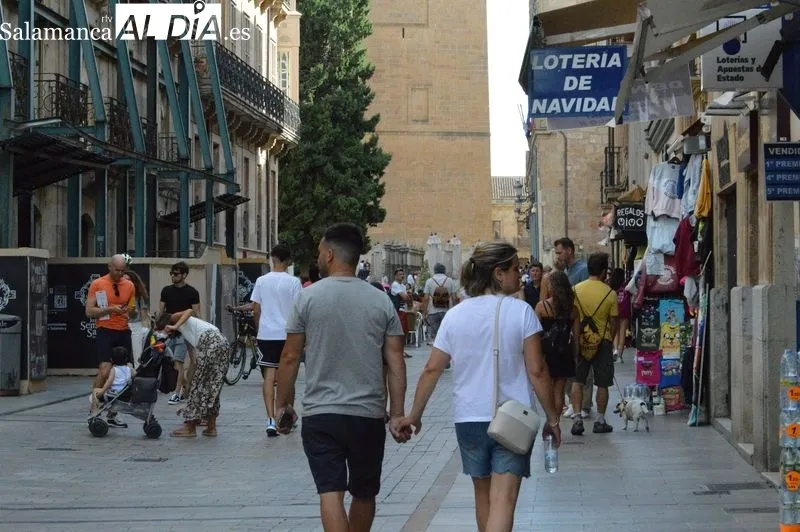 Turistas y salmantinos esta tarde por el centro de la ciudad