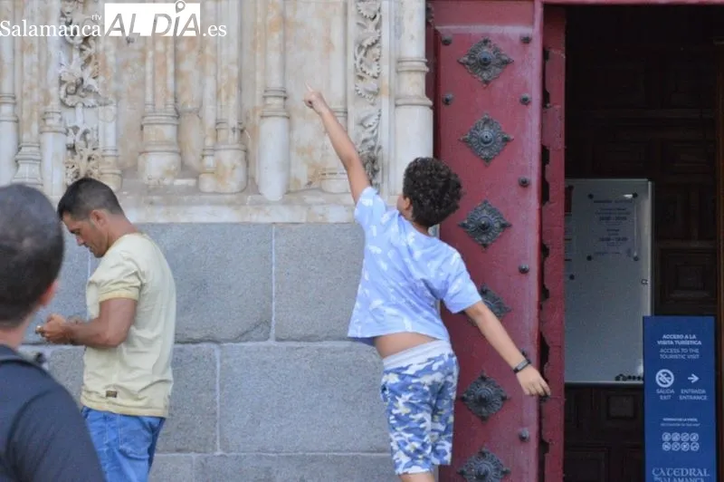 Turistas y salmantinos esta tarde por el centro de la ciudad