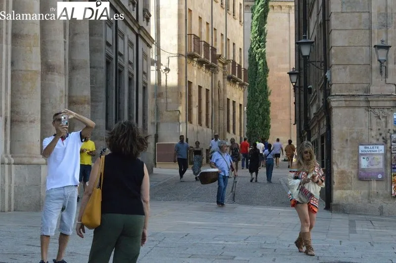 Turistas y salmantinos esta tarde por el centro de la ciudad