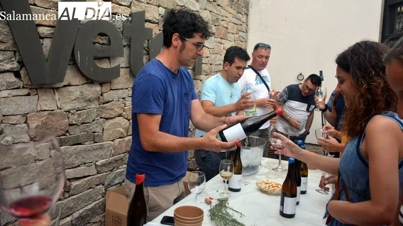 Los visitantes cataron los vinos que se presentaban en los distintos stands del recinto ferial