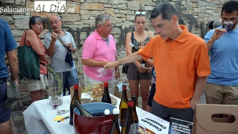 Los visitantes cataron los vinos que se presentaban en los distintos stands del recinto ferial