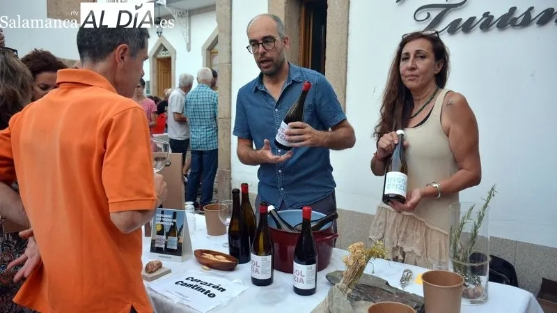 Los visitantes cataron los vinos que se presentaban en los distintos stands del recinto ferial