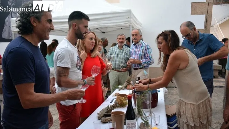 Los visitantes cataron los vinos que se presentaban en los distintos stands del recinto ferial
