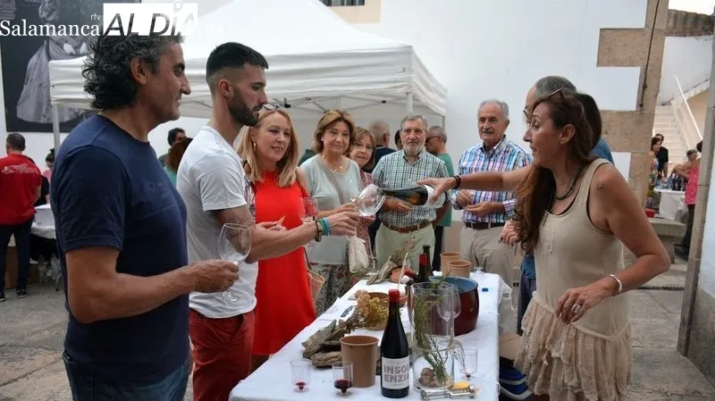 Los visitantes cataron los vinos que se presentaban en los distintos stands del recinto ferial
