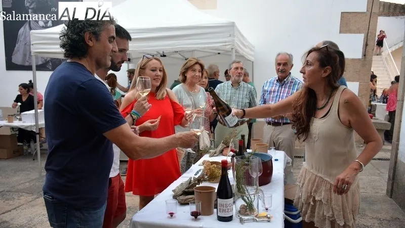 Los visitantes cataron los vinos que se presentaban en los distintos stands del recinto ferial