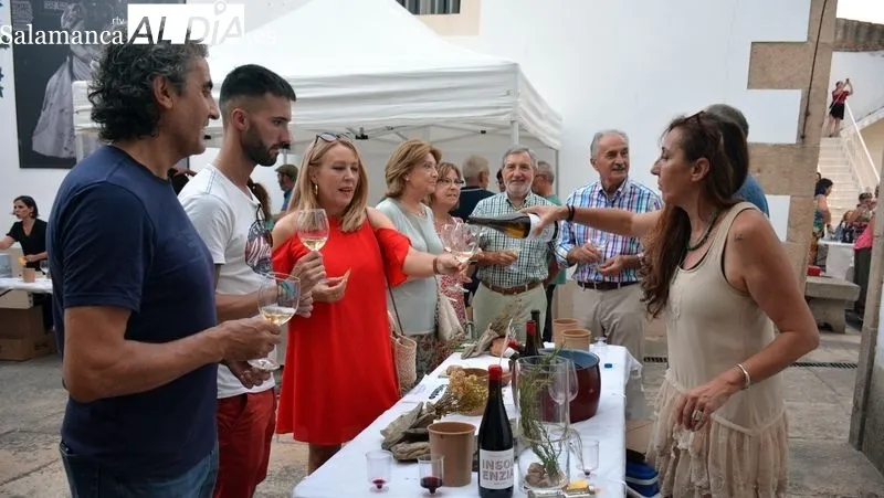 Los visitantes cataron los vinos que se presentaban en los distintos stands del recinto ferial