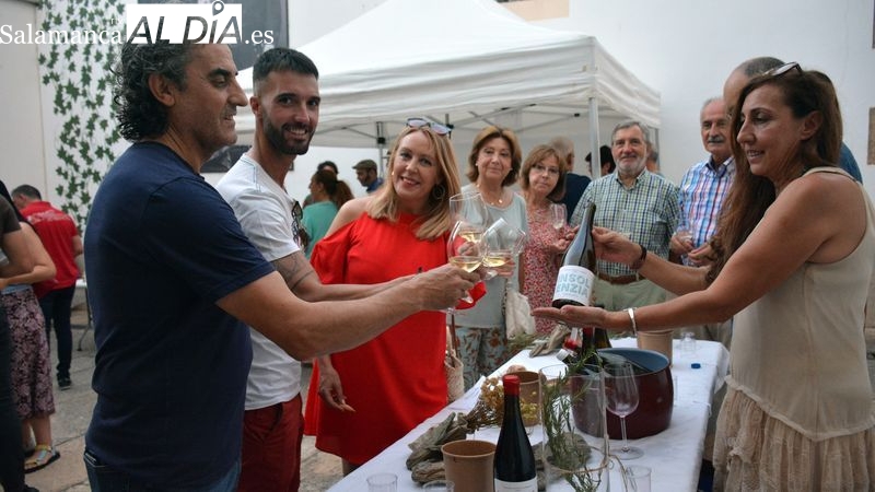 Los visitantes cataron los vinos que se presentaban en los distintos stands del recinto ferial