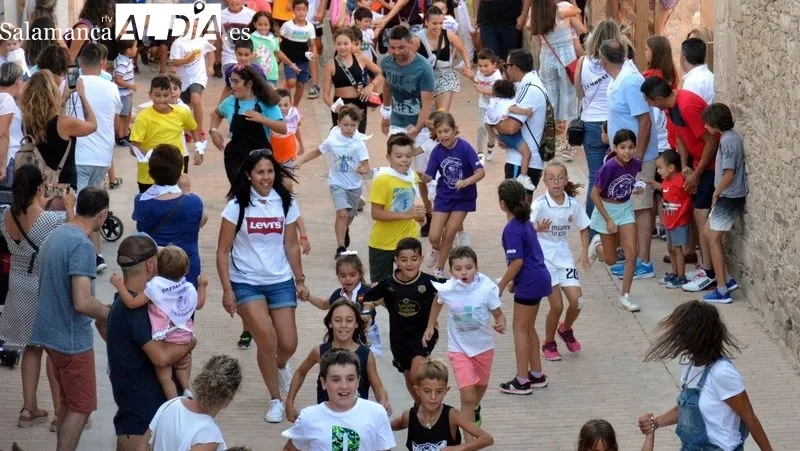 Los niños corrieron en el encierro delante de los carretones