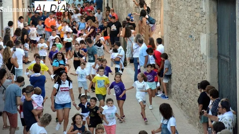 Los niños corrieron en el encierro delante de los carretones