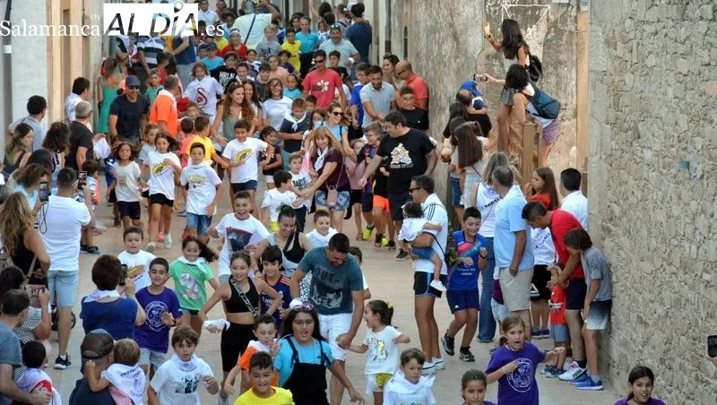 Los niños corrieron en el encierro delante de los carretones