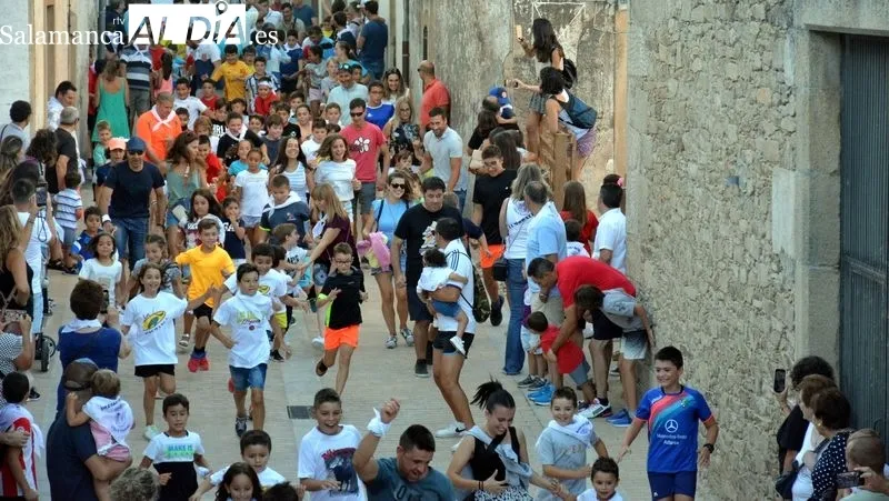 Los niños corrieron en el encierro delante de los carretones